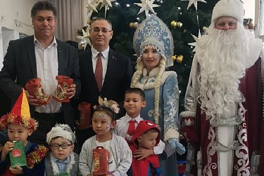 Парламентарии поздравили детей из многодетных семей